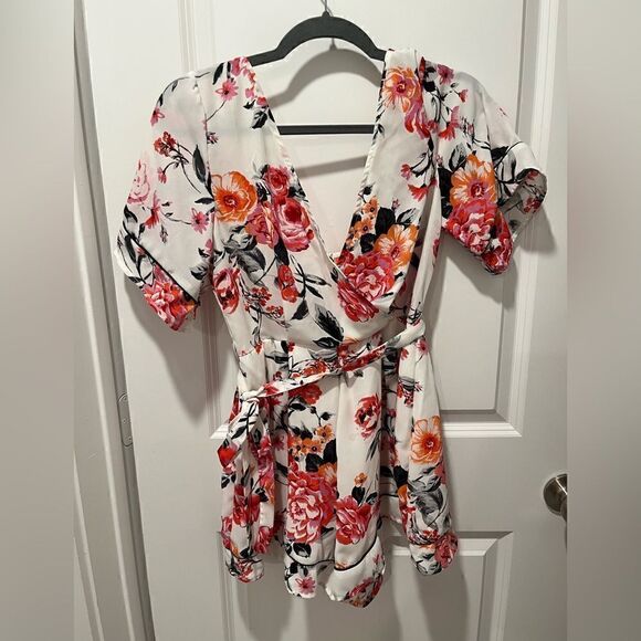 TRIXXI white flowery romper, women’s size M, has tie @ waist & zipper in back - Picture 1 of 6